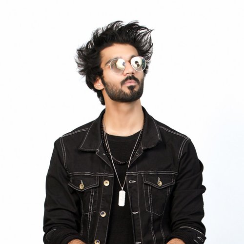 Ali Tariq live in Karachi