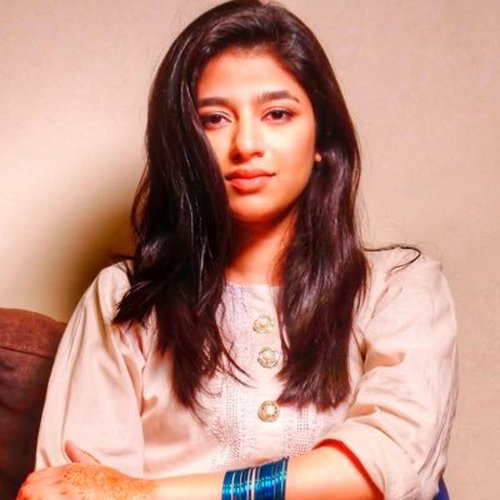 Damia Farooq live in Karachi