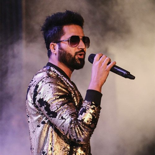 Falak Shabir live in Karachi