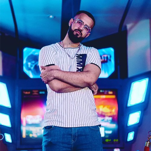 Hashim Nawaz live in Karachi