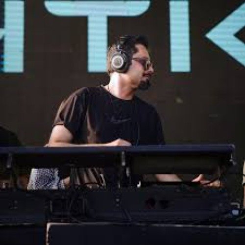 Hassan Tariq live in Karachi