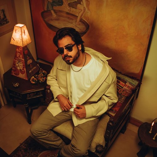 Maanu live in Karachi