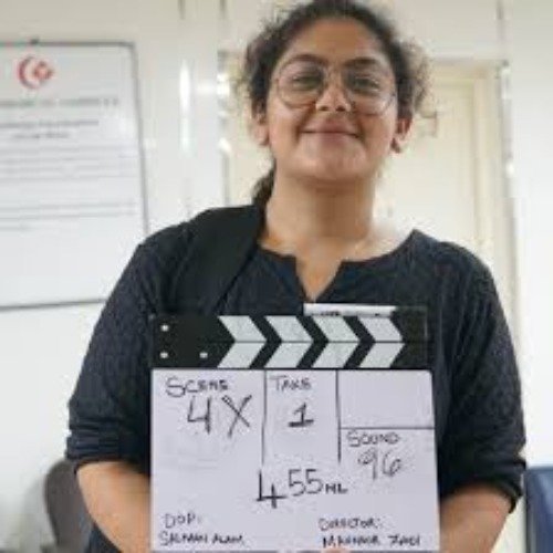 Mahnoor Zaidi live in Karachi