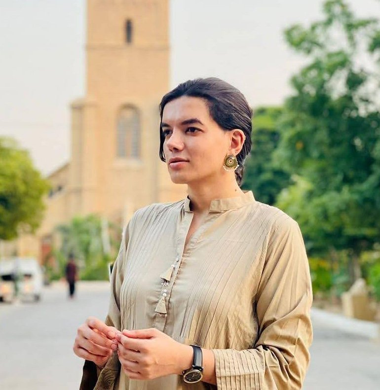 Mehrub Moiz Awan live in Karachi