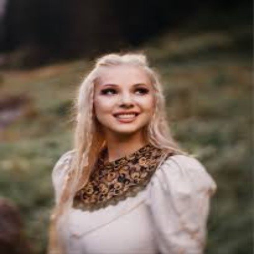 Sandra N live in Karachi