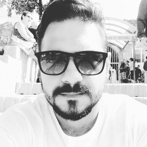 Sannanwas live in Karachi