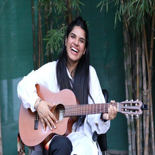 Schumaila Rehmat Hussain live in Karachi