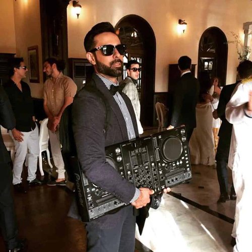 Shakir Abedeen live in Karachi